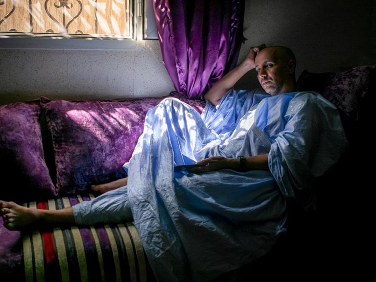 Mohamedou Slahi entspannt sich auf dem Sofa im Haus eines Freundes in Nouakchott, Mauretanien.