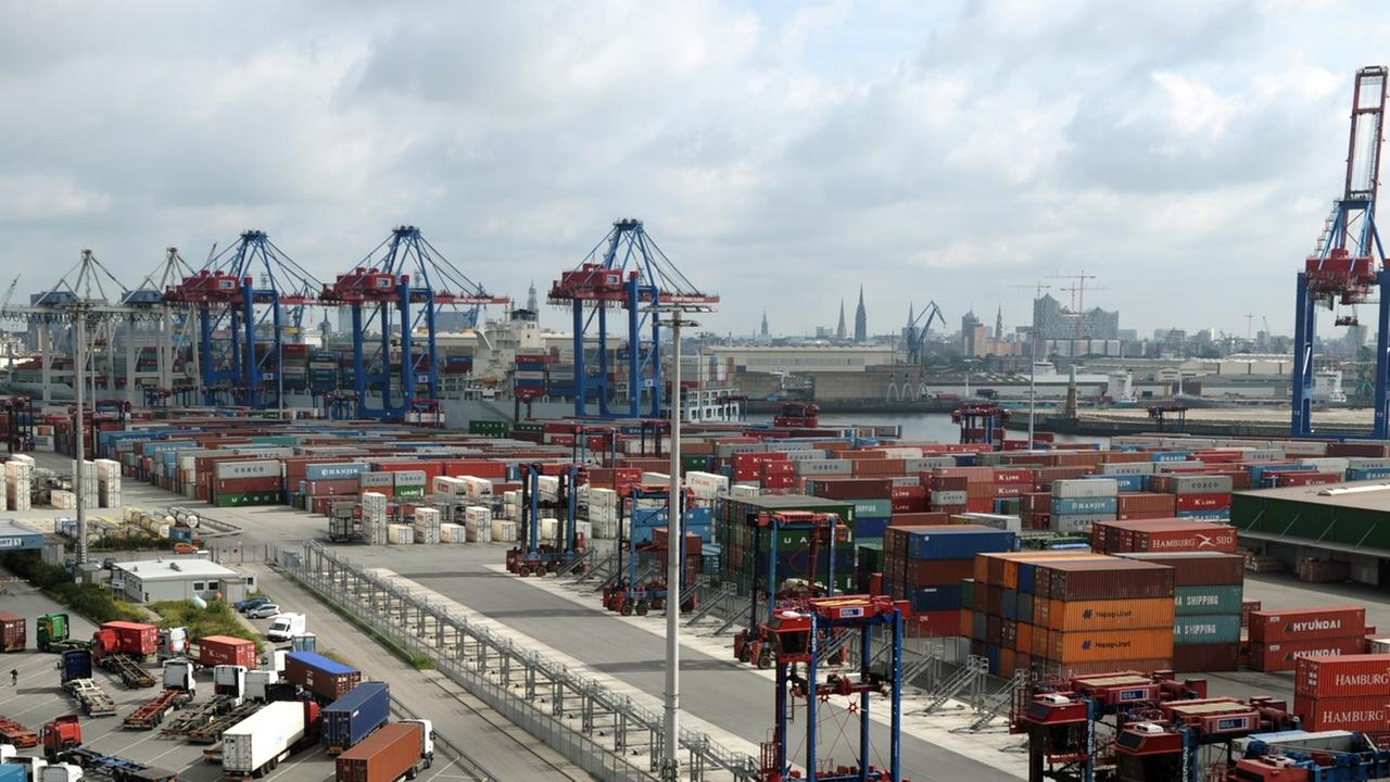Reger Betrieb herrscht am Montag (15.08.2011) auf dem Container Terminal Tollerort der Hamburger Hafen und Logistik AG (HHLA) in Hamburg.