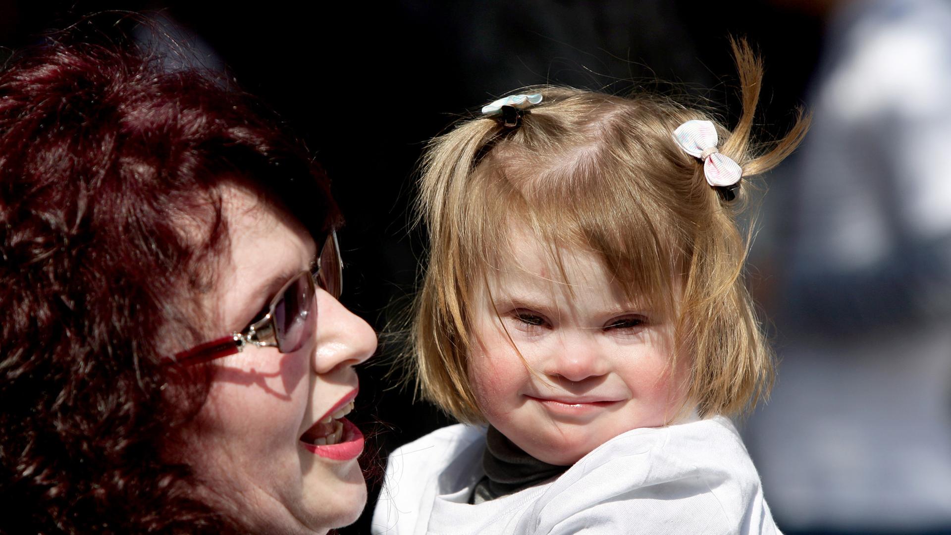 Mutter und Kind bei einer Feier zum Welt-Down-Syndrom-Tag, März 2012 in Tirana / Albanien