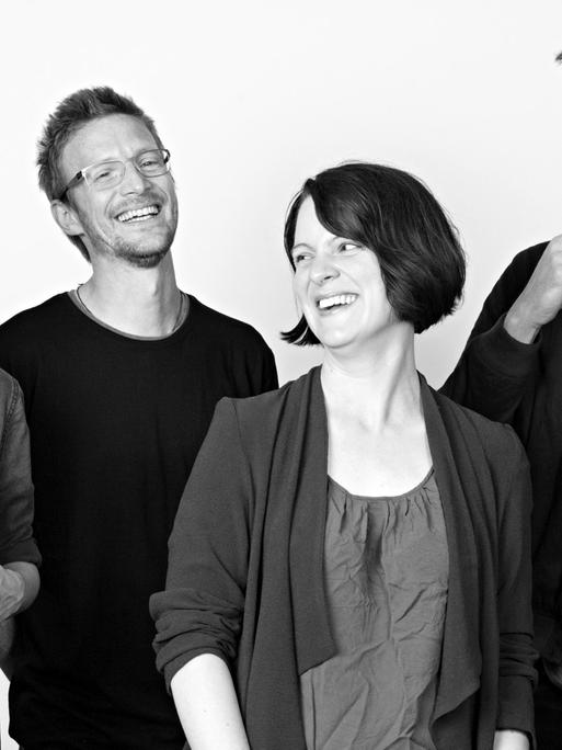Eine Schwarz-Weiß-Fotografie der vier Podcast-Macher Christine Watty, Julius Stucke, Katrin Rönicke und Johannes Nichelmann