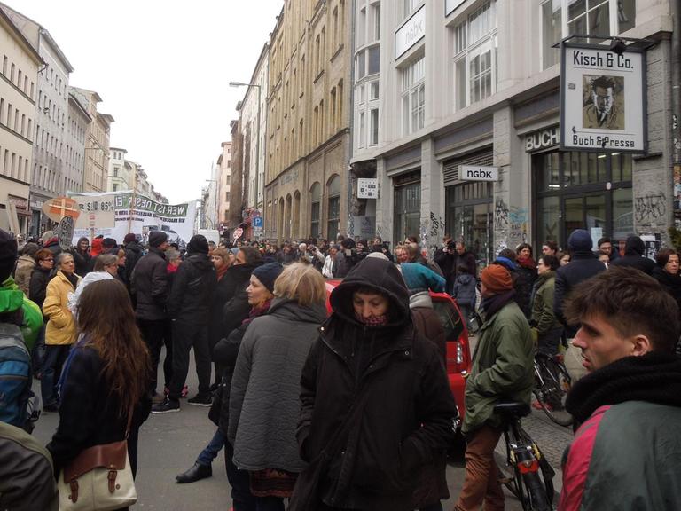 Demonstration in der Oranienstraße vor dem Buchladen Kisch & Co.