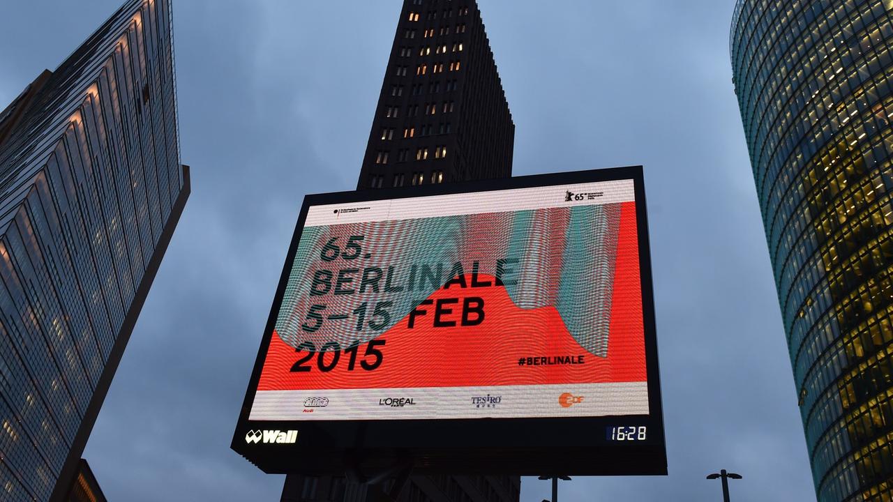 Ein beleuchtetes Plakat, das für die 65. Berlinale wirbt, ist am 26.01.2015 auf dem Potsdamer Platz zu sehen.