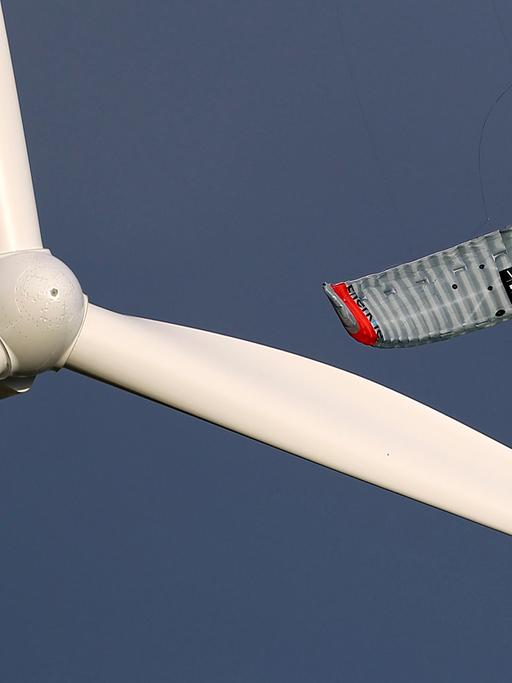 Der Prototyp EnerKite EK30, eine mobile Windenergieanlage mit 30 Kilowatt Nennleistung in Form eines Drachens, fliegt auf einem Feld vor einem Windpark bei Husum (Schleswig-Holstein).