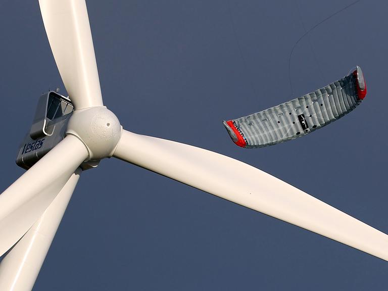 Der Prototyp EnerKite EK30, eine mobile Windenergieanlage mit 30 Kilowatt Nennleistung in Form eines Drachens, fliegt auf einem Feld vor einem Windpark bei Husum (Schleswig-Holstein).
