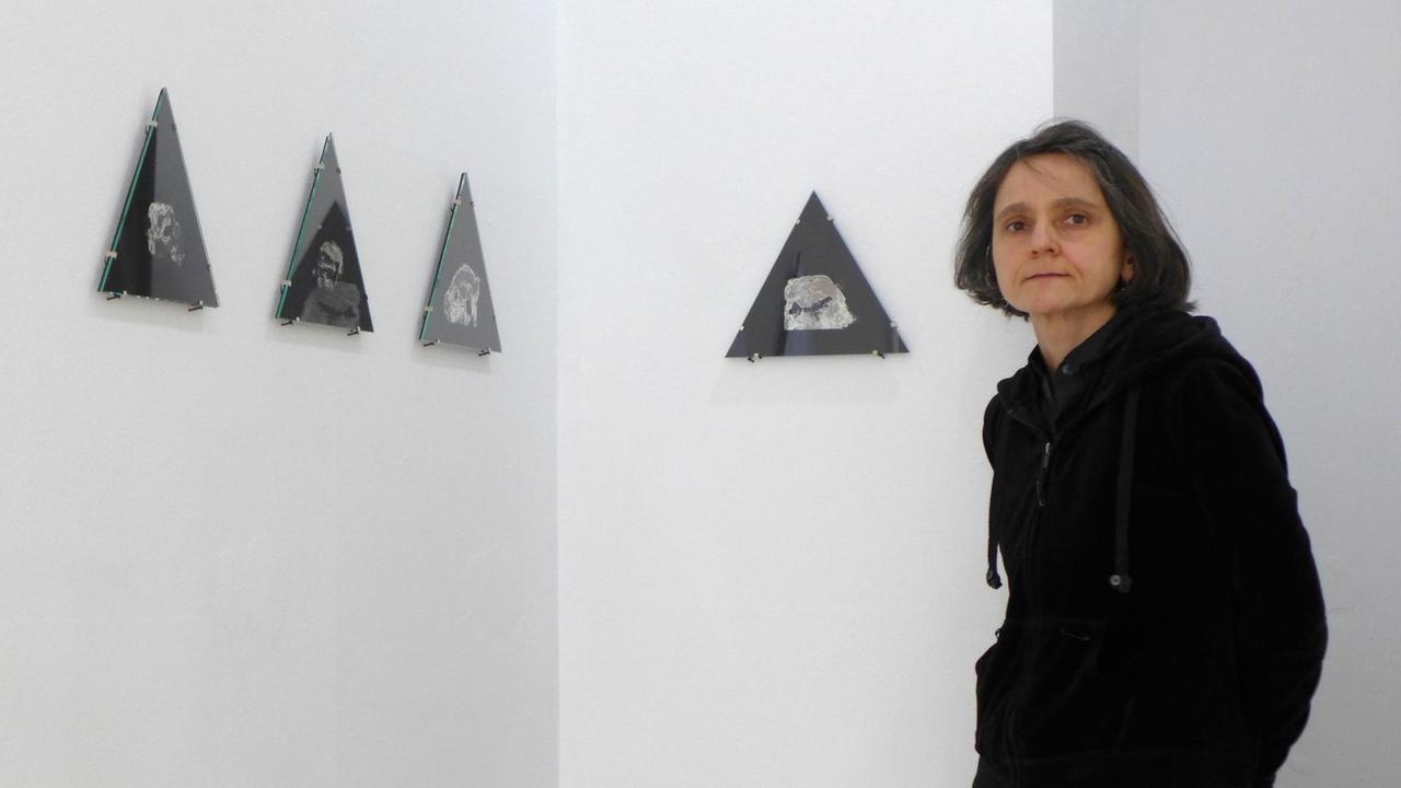 Georgia Krawiec vor ihren Chemogrammen aus dem Projekt TRINITY TEST in der Berliner Galerie ep.contemporary im März 2018