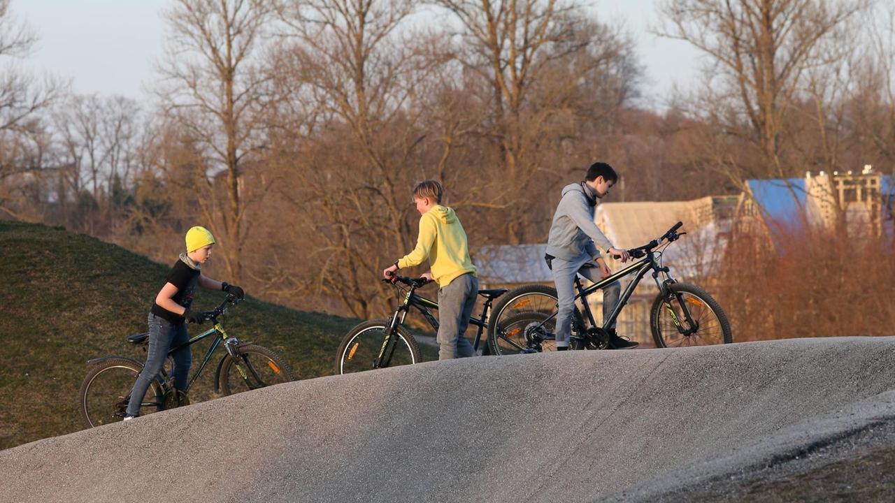 Coronavirus: Kinder mit Fahrrädern spielen draußen in Pärnu in Estland, aufgenommen im März 2020.