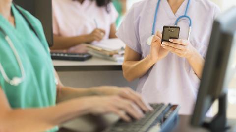 Ärtze und Pflegepersonal an Computern in einem Krankenhaus