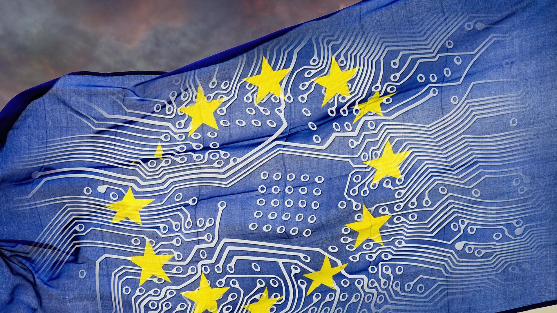 Eine Europäische Flagge mit Platinengrafik weht vor dramatischem Himmel.