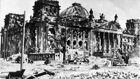 Der zerstörte Reichstag in Berlin im Jahr 1945