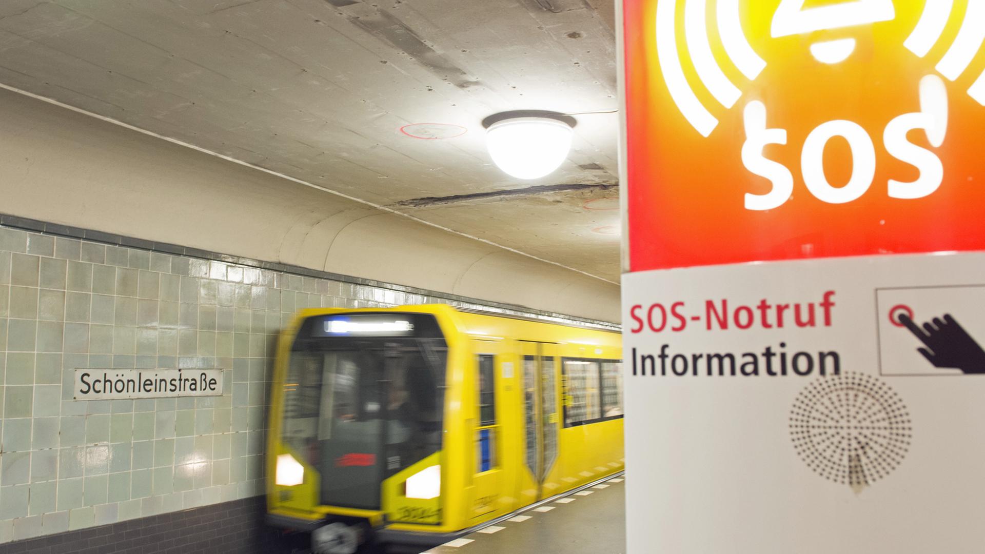 Eine U-Bahn fährt in Berlin in den U-Bahnhof Schönleinstraße ein. In der Nacht zum 25. Dezember 2016 wurde dort ein Obdachloser auf einer Bank angezündet.
