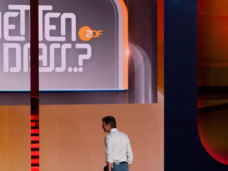 Moderator Markus Lanz geht am 05.04.2014 in der ZDF-Sendung "Wetten, dass..? durch die Baden-Arena in Offenburg (Baden-Württemberg)