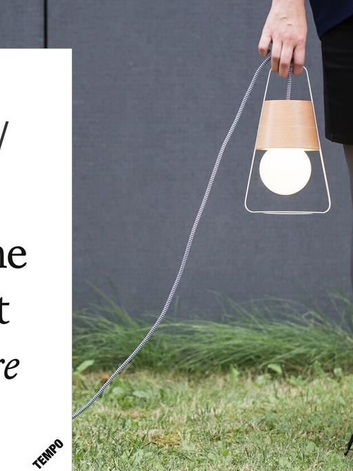 Cover von Alan Moores Buch "Design: Warum das Schöne wichtig ist". Im Hintergrund ist eine schlichte Lampe von HOP Design zu sehen.