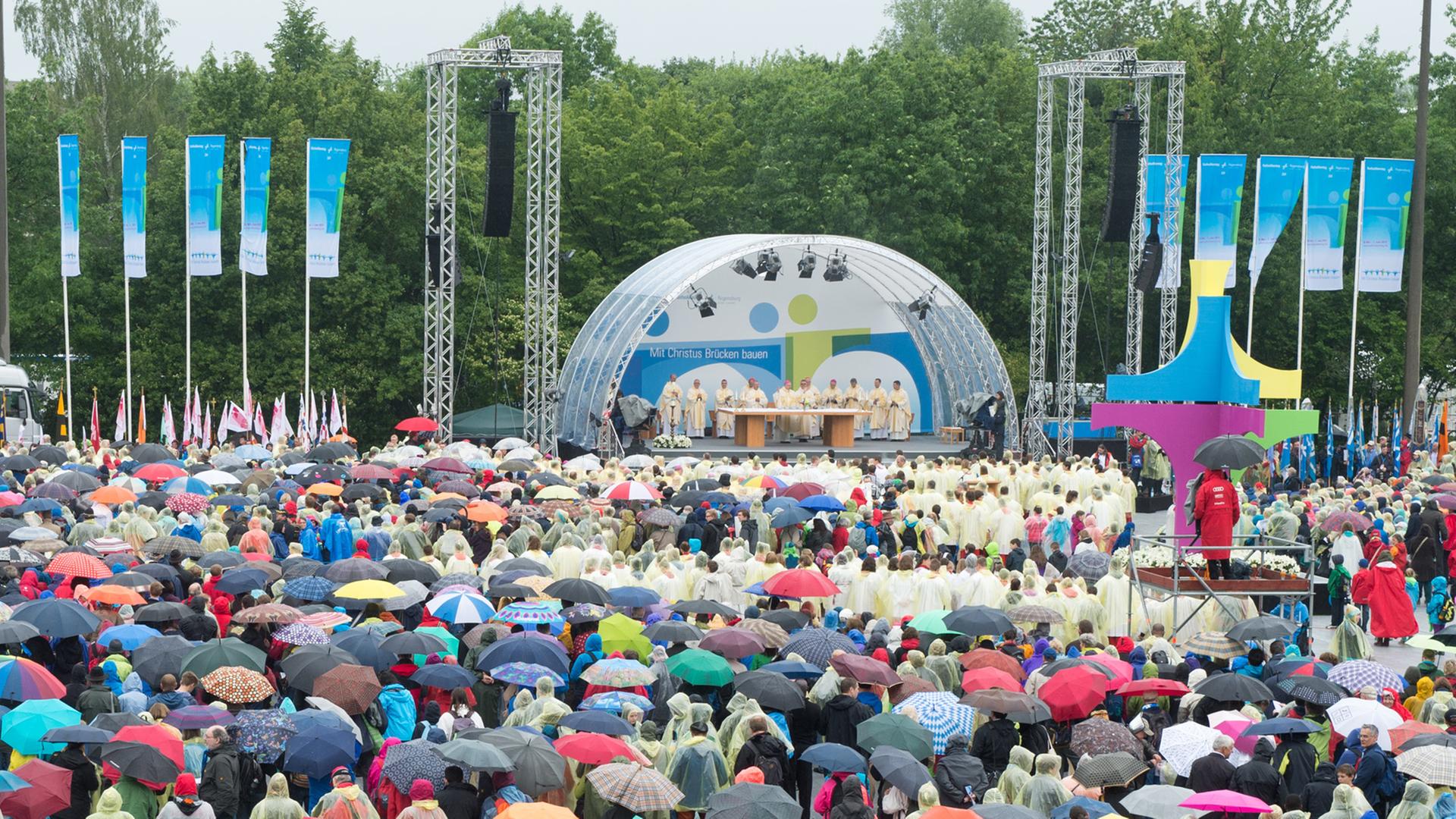 Zahlreiche Gläubige nehmen in Regensburg (Bayern) an der Christi-Himmelfahrt-Messe beim 99. Katholikentag teil.