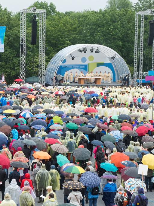 Zahlreiche Gläubige nehmen in Regensburg (Bayern) an der Christi-Himmelfahrt-Messe beim 99. Katholikentag teil.