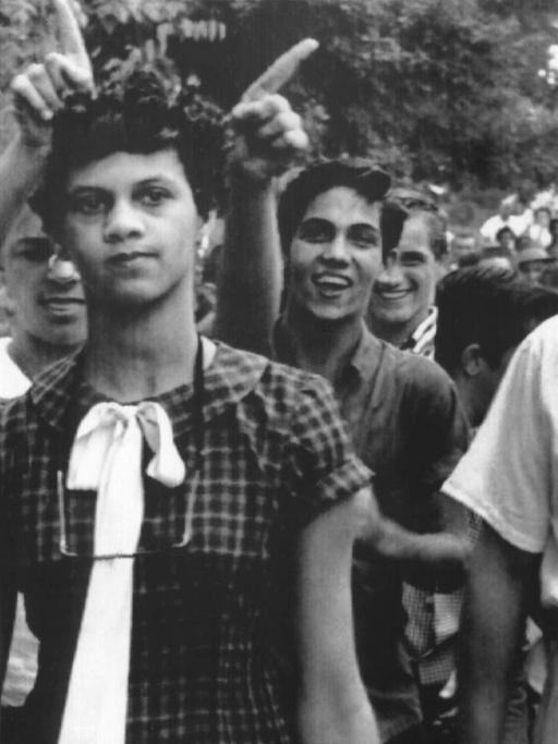 Jugendliche verspotten und verhöhnen am 4. September 1957 die farbige 15jährige Schülerin Dorothy Geraldine Counts, die auf dem Weg zur Harding High School in Charlotte (Nord Carolina) ist, um sich anzumelden.