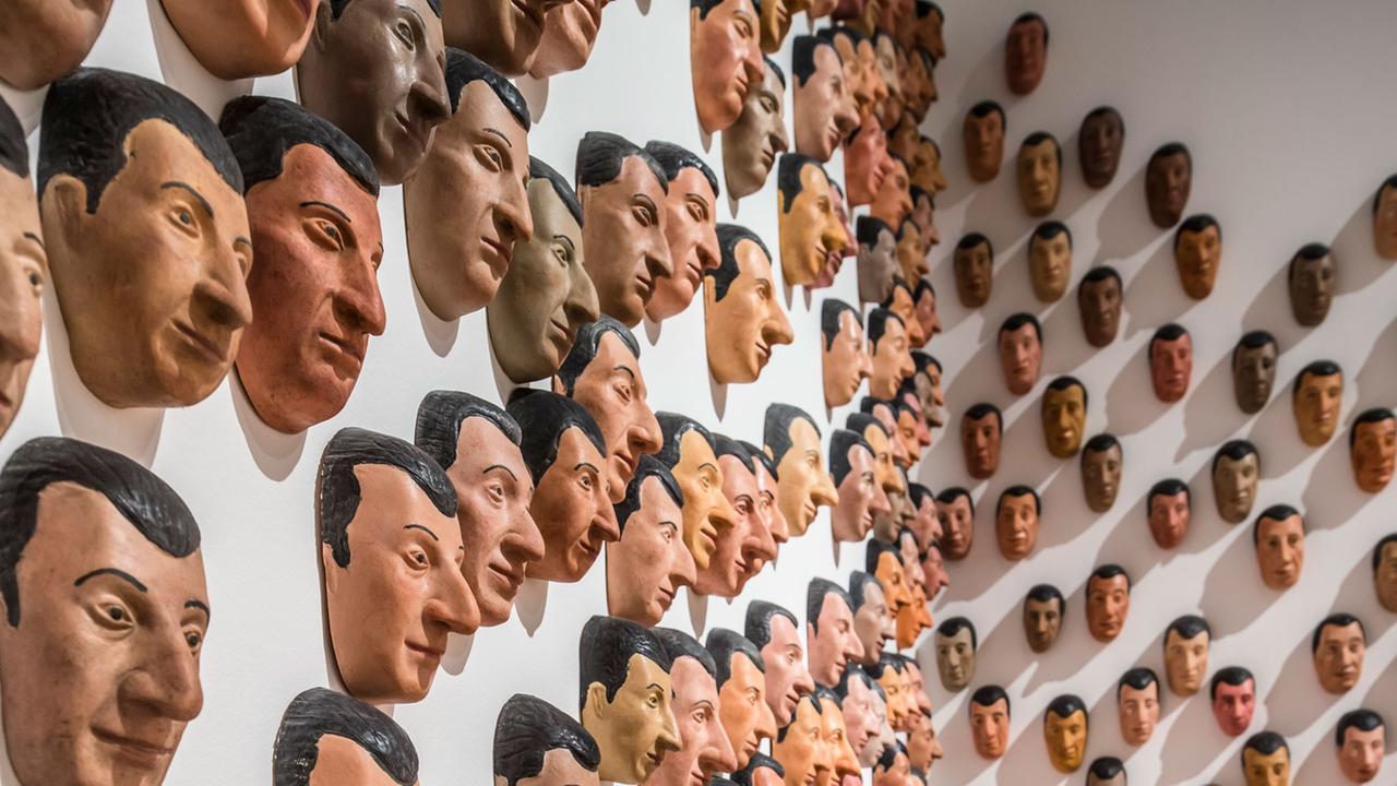 250 bemalte Gummimasken des Künstlers Maurizio Cattelan hängen in der Frankfurter Ausstellung "Unendlicher Spaß".