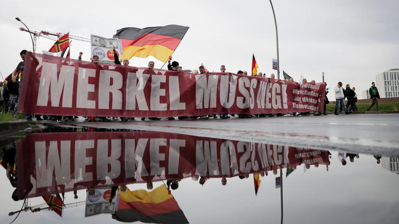 Rechte demonstrieren am 09.09.2017 in Berlin in der Nähe des Kanzleramtes. 