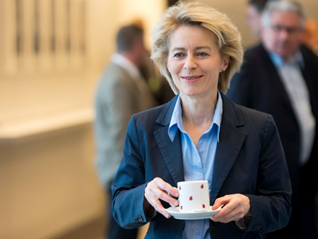 Die Bundesministerin für Arbeit und Soziales, Ursula von der Leyen (CDU) nimmt am 07.06.2013 im Reichtag in Berlin an einer Sondersitzung der Unionsfraktionen teil.