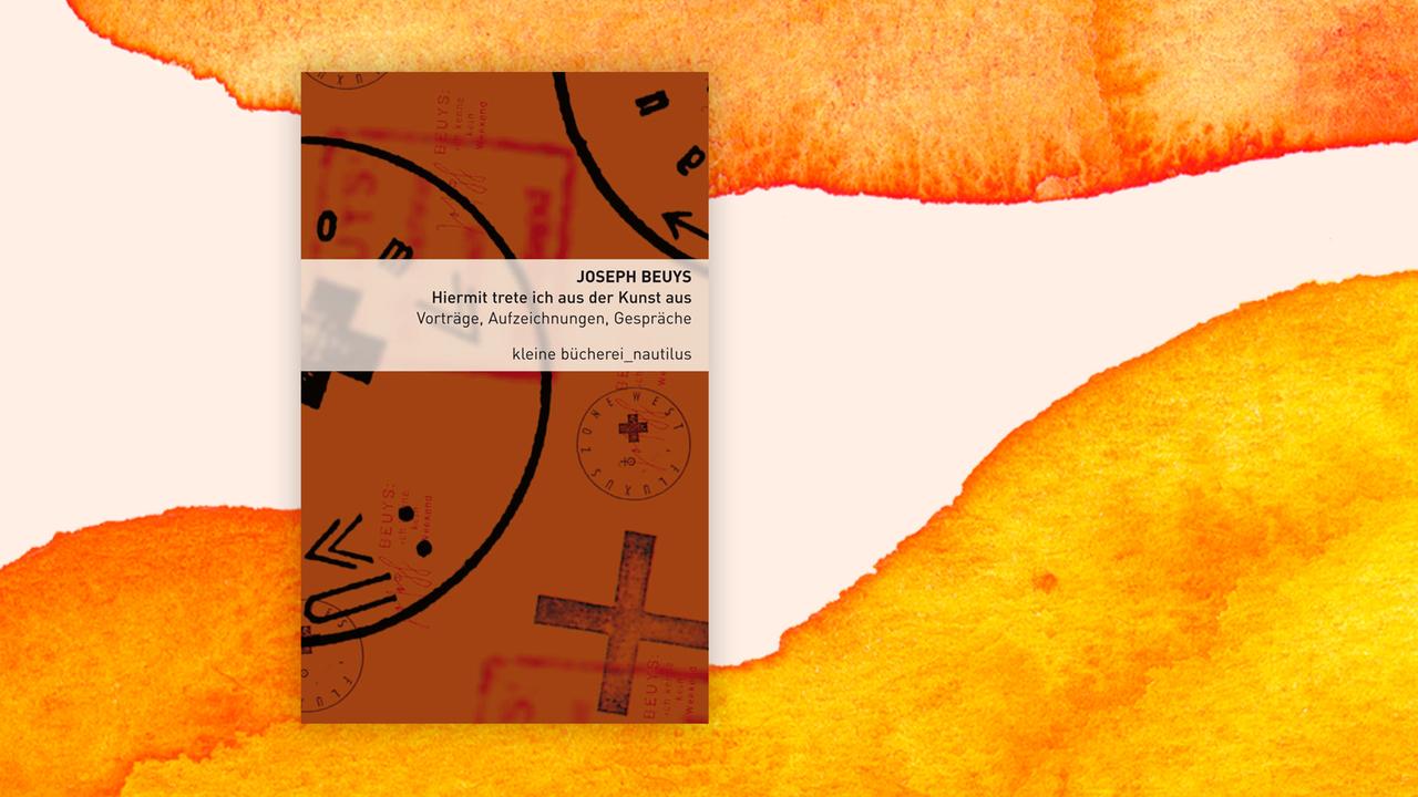 Das Buchcover von Joseph Beuys: “Hiermit trete ich aus der Kunst aus. Vorträge, Aufzeichnungen, Gespräche“ auf orange-weißem Hintergrund.