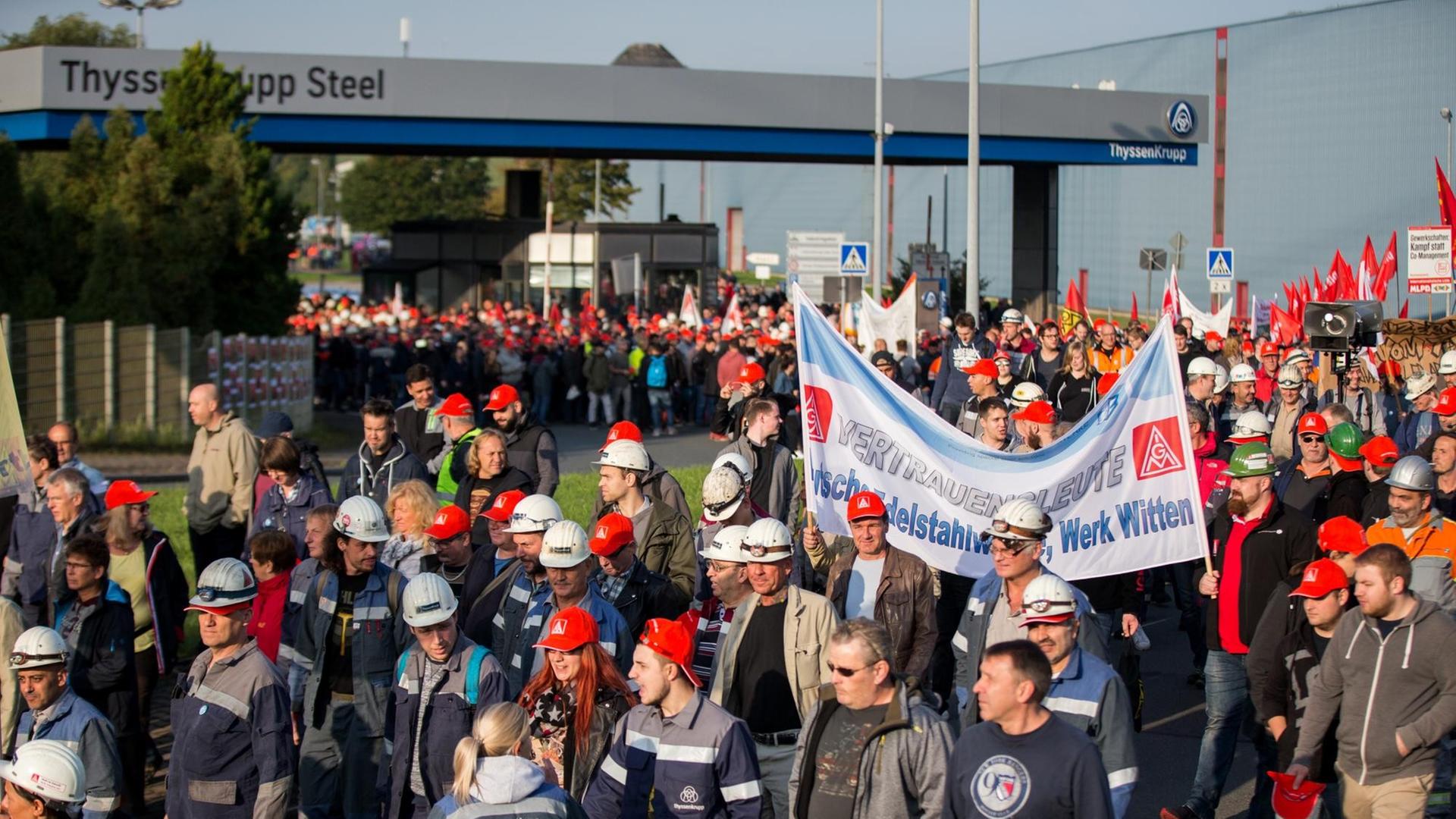 Mitarbeiter von Thyssenkrupp demonstrieren am 22.09.2017 in Bochum (Nordrhein-Westfalen) vor einem Werkstor.