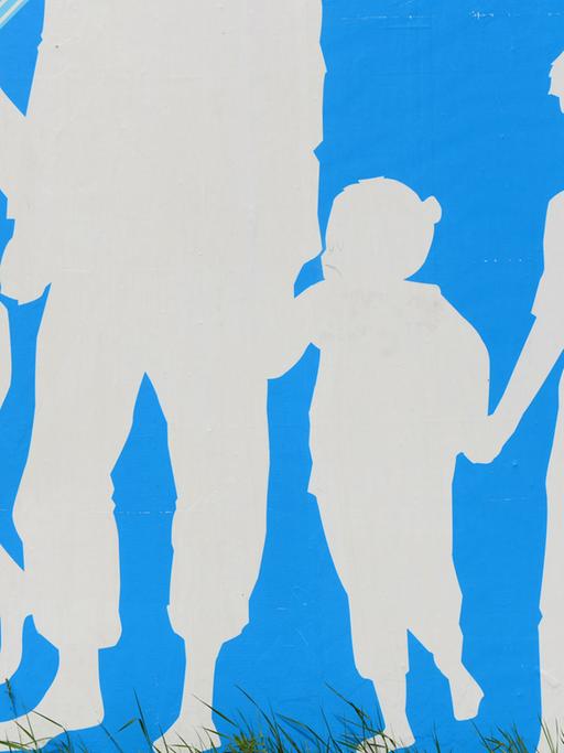 Auf blauem Hintergrund sind die Silhouetten einer Familie mit Mutter, Vater, Tochter und Sohn in weiß zu sehen.