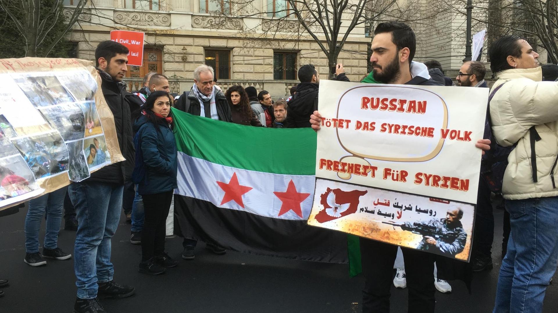 Protest gegen den Syrien-Krieg in Berlin vor der russischen Botschaft Protest gegen den Syrien-Krieg in Berlin vor der russischen Botschaft