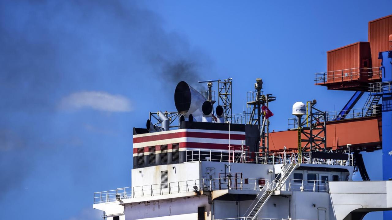Rauchender Schornstein eines Containerschiffes in Hamburg. In der EU sterben jedes Jahr etwa 60.000 Menschen vorzeitig an den Abgasen von Schiffen, so Experten.