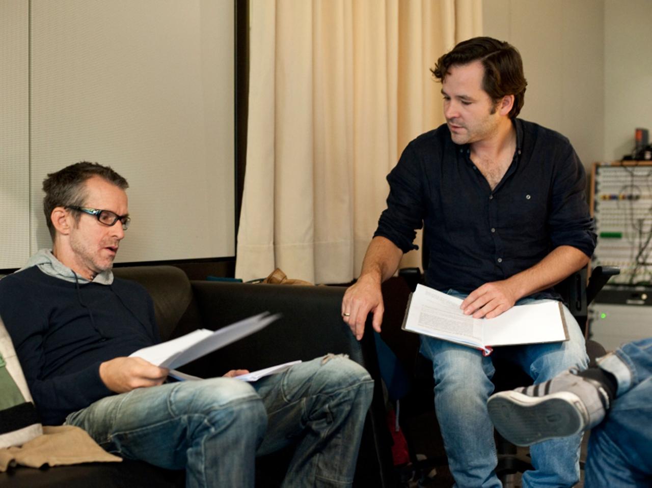Schauspieler Ulrich Matthes und Regisseur David Lindemann während der Produktion des Hörspiels "Butcher‘s Block".
