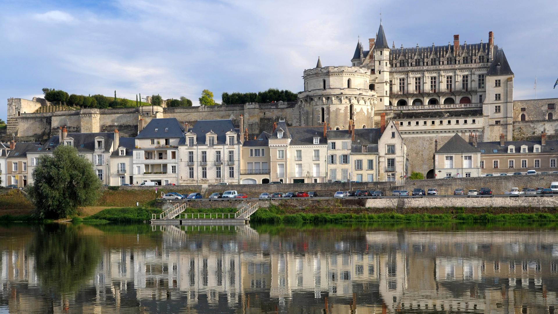 Hoch über dem Ufer der Loire erheben sich die Reste des Königsschlosses von Ambroise.