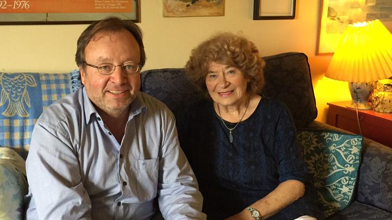 London-Korrespondent Friedbert Meurer sitzt mit der 81-jährigen englischen Folkmusikerin Shirley Collins in ihrem Haus in Lewes auf dem Sofa.