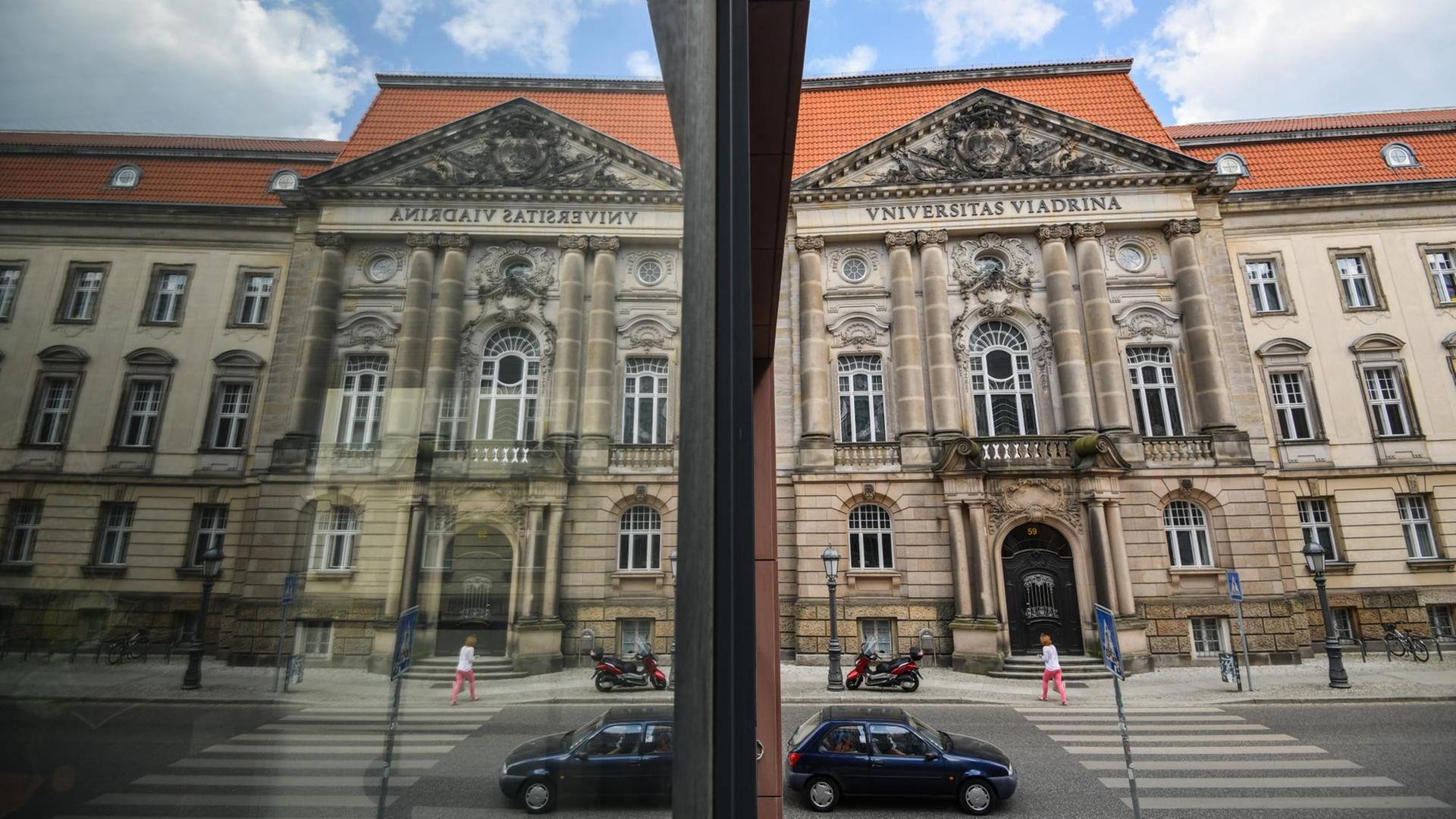 Das Hauptportal der Europa-Universität Viadrina spiegelt sich in einer Glasfassade.
