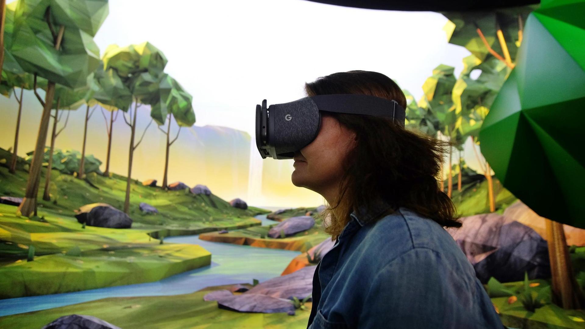 Virtual-Reality-Brillenträgerin vor VR-Landschaft
