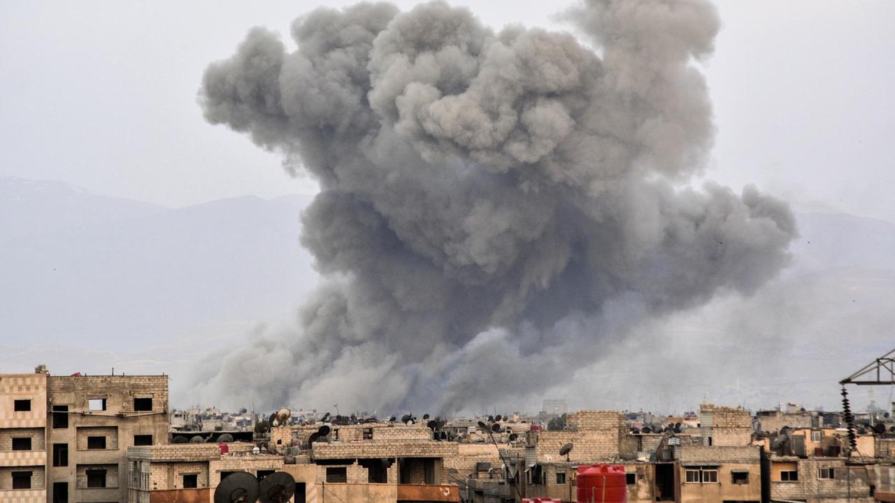 Rauchwolken steigen über einem Gebiet südlich von Damaskus auf, das die syrische Regierung bombardiert hat.
