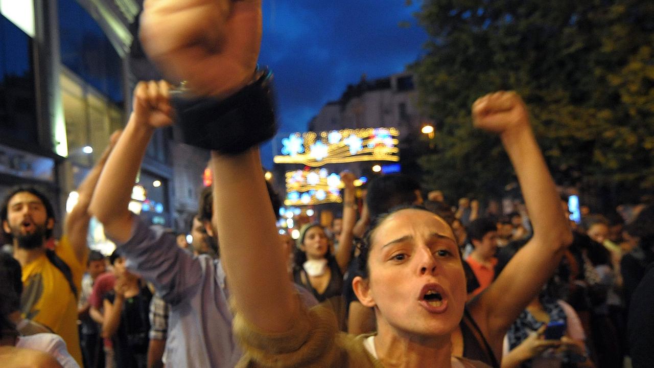 Türkische Bürger schreien Slogans am ersten Tag des Ramadan - die Gezi-Proteste gegen die türkische Regierung am 09 Juli 2013 in Istanbul