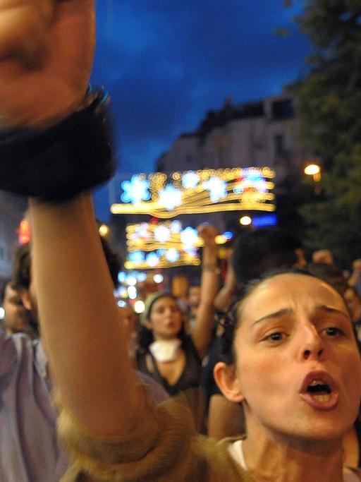 Türkische Bürger schreien Slogans am ersten Tag des Ramadan - die Gezi-Proteste gegen die türkische Regierung am 09 Juli 2013 in Istanbul.