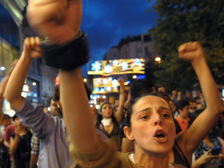 Türkische Bürger schreien Slogans am ersten Tag des Ramadan - die Gezi-Proteste gegen die türkische Regierung am 09 Juli 2013 in Istanbul.