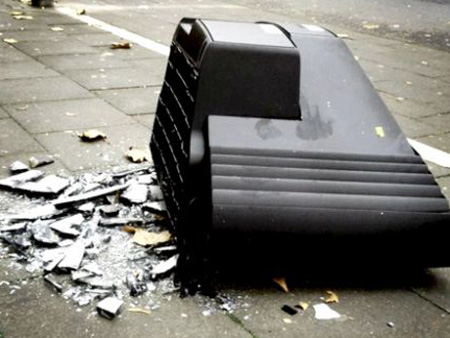 Ein alter Röhrenfernseher liegt zerstört auf der Straße