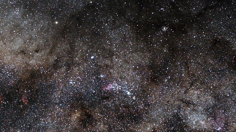 Der offene Sternhaufen NGC 6231 im Sternbild Skorpion befindet sich rechts oberhalb der Bildmitte
