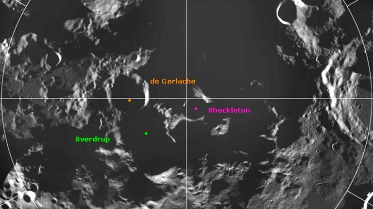 Der Bereich um den Mondsüdpol mit dem Krater Shackleton