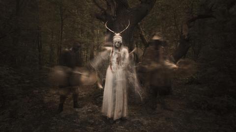 Die Band "Heilung" bei einem schamanistischen Ritual