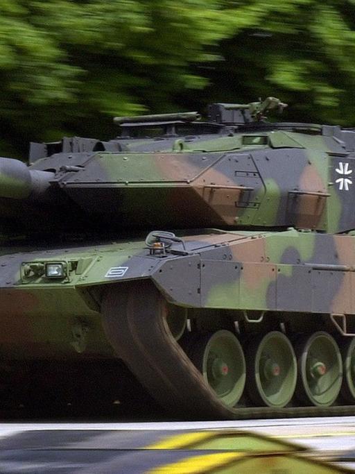 Ein Panzer KPz Leopard 2 A6 EX fährt am 15.7.2002 auf einer Teststrecke der Krauss-Maffei-Wegmann GmbH in München