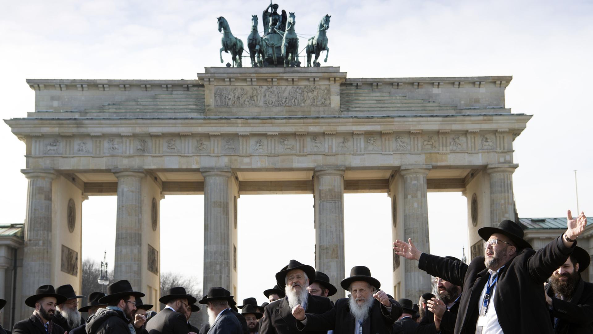 150 Rabbiner aus Europa sind Anfang März zur Rabbinerkonferenz des Rabbinical Center of Europe nach Berlin gekommen; Aufahme vom 1. März 2016 vor dem Brandenburger Tor