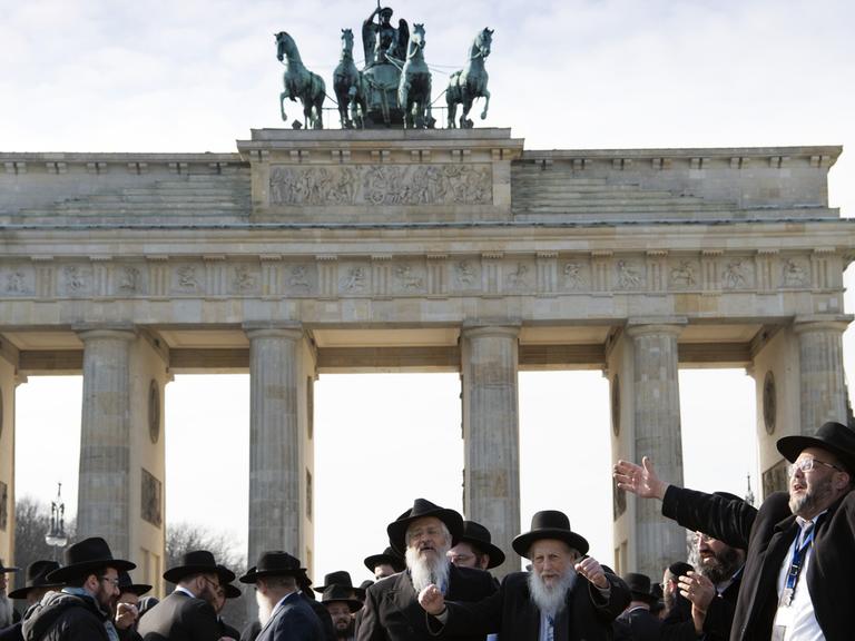 150 Rabbiner aus Europa sind Anfang März zur Rabbinerkonferenz des Rabbinical Center of Europe nach Berlin gekommen; Aufahme vom 1. März 2016 vor dem Brandenburger Tor