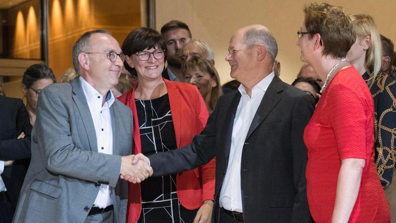 Die Kandidatenpaare Norbert Walter-Borjans (l) und Saskia Esken (2.v.l) sowie Olaf Scholz 2.v.r.) und Klara Geywitz (r) gratulieren einander zum Einzug in die Stichwahl während der Bekanntgabe des Ergebnisses des Mitgliedervotums zum Parteivorsitz der SPD im Willy-Brandt-Haus.