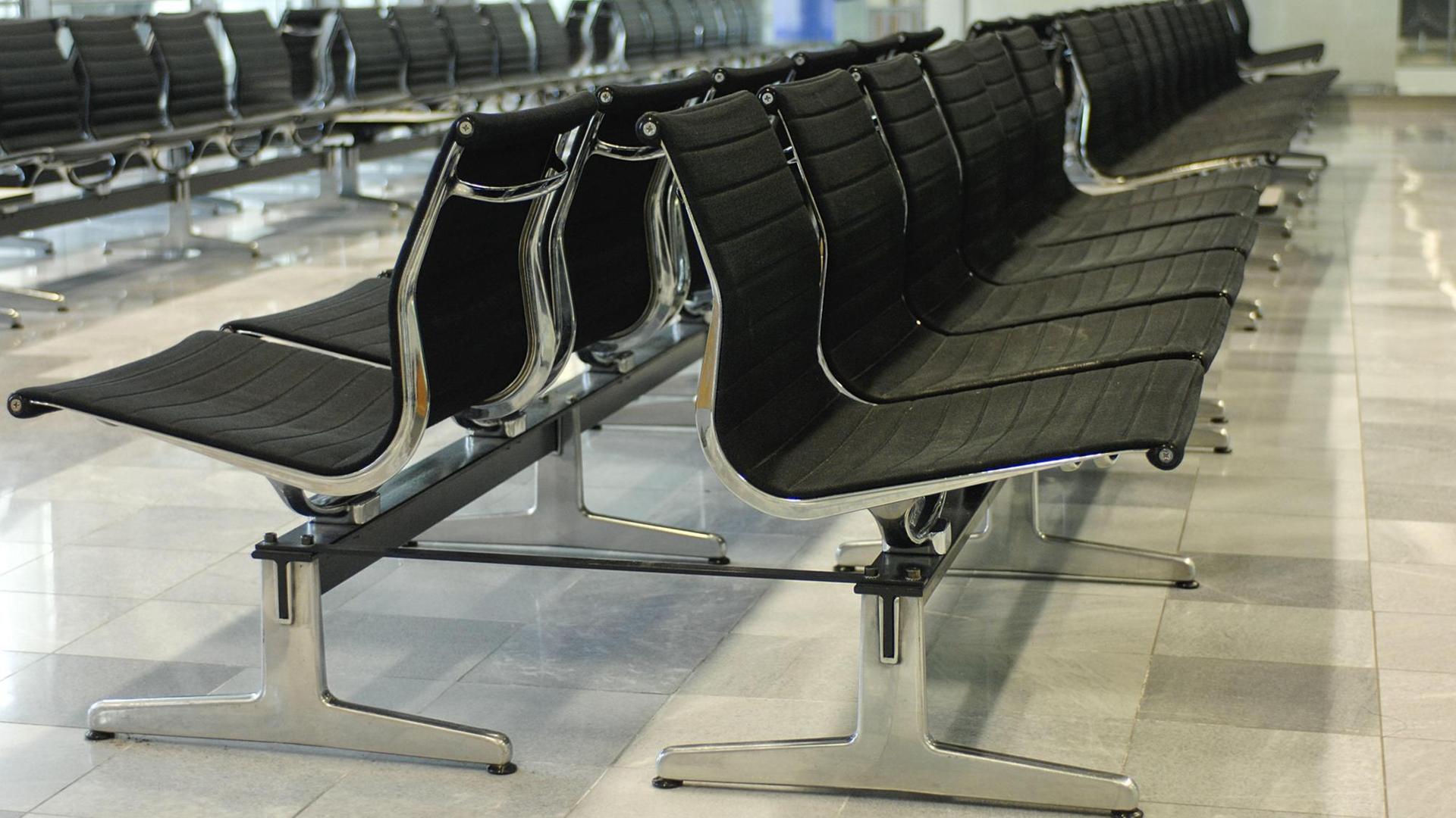 Waiting room at the airport, Wartesaal am Flughafen | Verwendung weltweit, Keine Weitergabe an Wiederverkäufer.