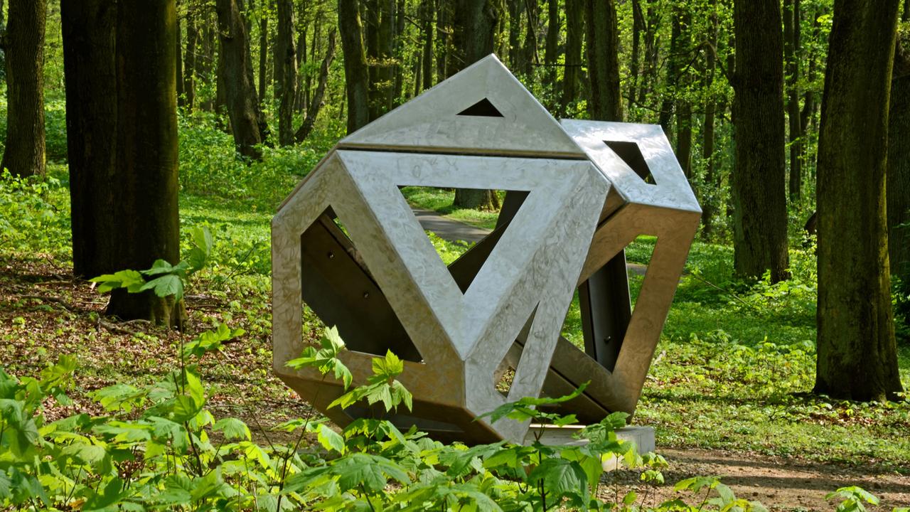 Die Edelstahl-Skulptur "Aramis 2007" des englischen Künstlers Richard Deacon steht im "Skulturenpark Waldfrieden " in Wuppertal