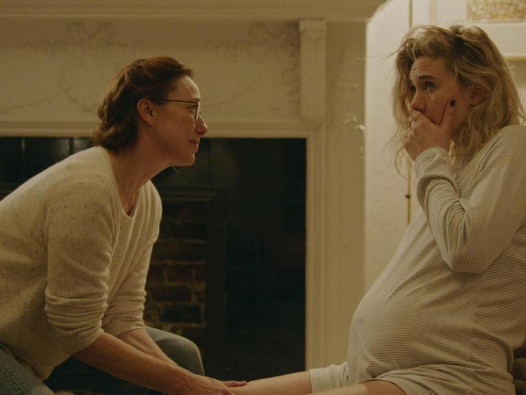 Szene aus dem Film "Pieces of A Woman". Eine schwangere Frau weint und wird von einer anderen Frau betreut.