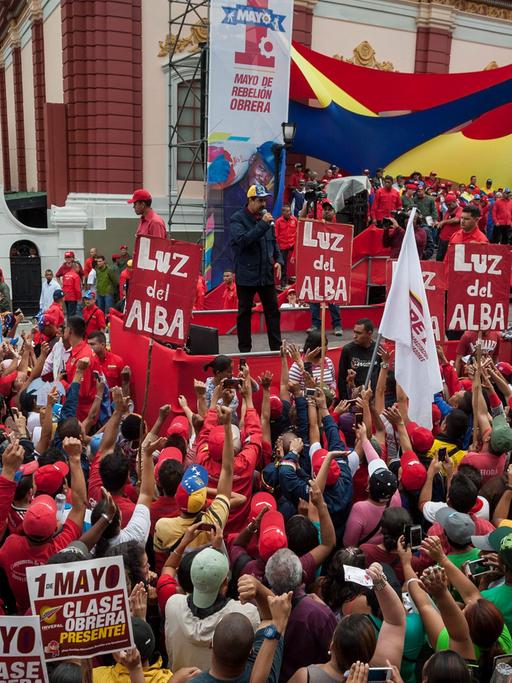 Venezuelas Präsident Nicolas Maduro spricht vor Anhängern in Caracas.