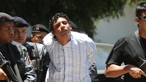 Antonio Bonfim Lopes, genannt Nem, wird der Presse von schwer bewaffneten Polizisten vorgeführt.