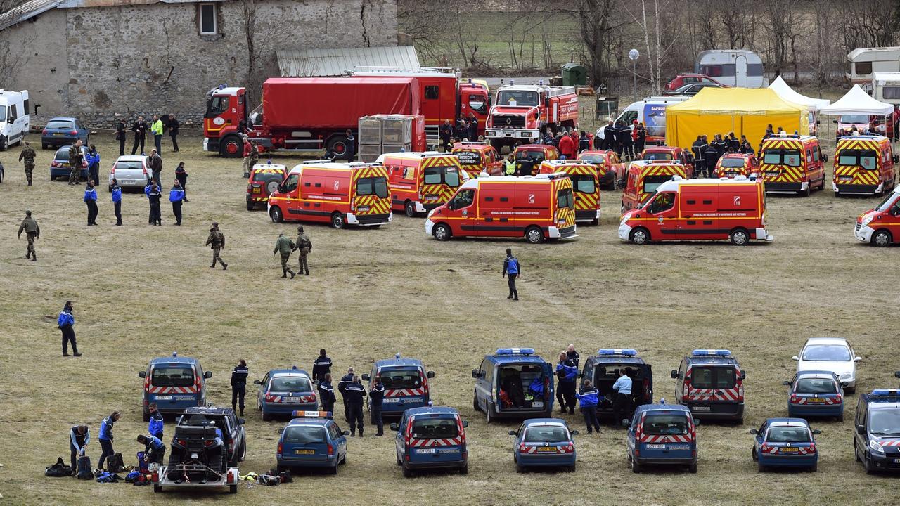 Französische Rettungshelfer nahe der Unglücksstelle des Germanwings Airbus A320 in den französischen Alpen am 24.3.2015.